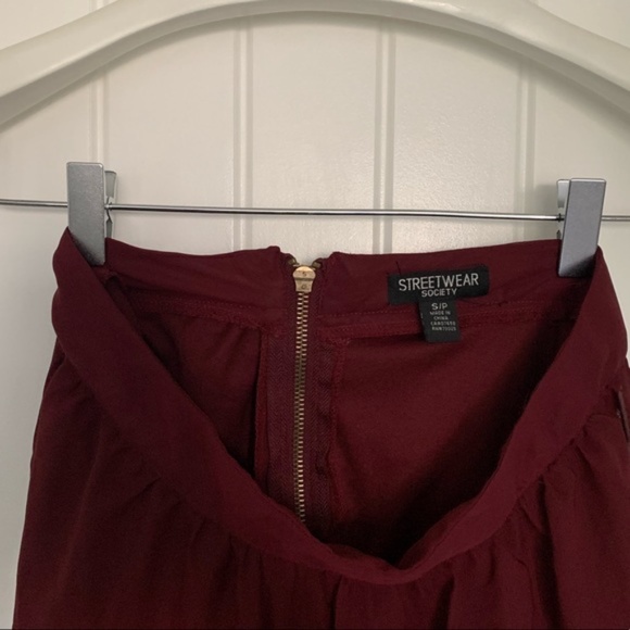 🎁3/$25🎉 Maroon Zip Up Flared Mini Skirt Small - Picture 2 of 6
